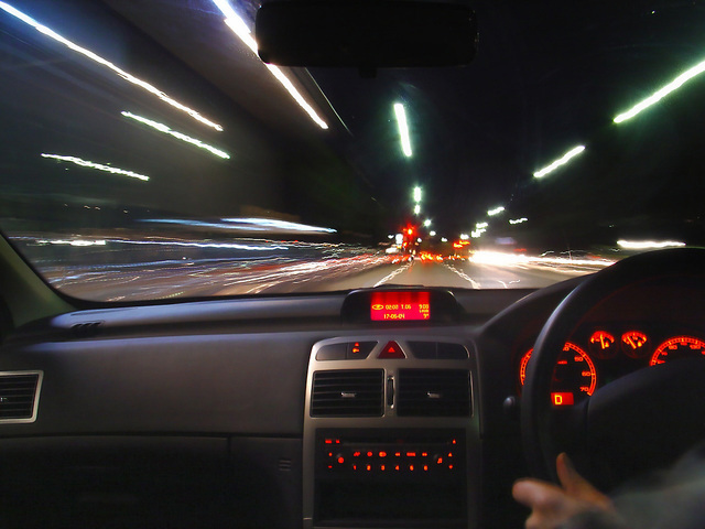 jízda za volantem na pravé straně automobilu, rozmazaný pohled při vysoké rychlosti silnice před vozidlem